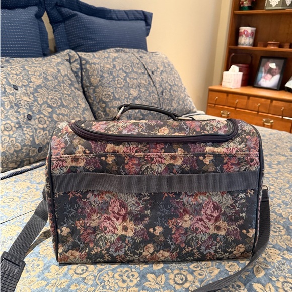 Floral Tapestry travel Bag - Picture 2 of 9